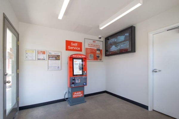 Facility photo: //images.sparefoot.com/medium/215949688e10b526a7e.jpg
