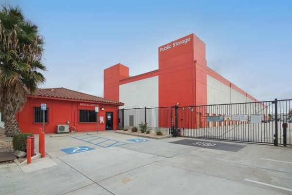 Facility photo: //images.sparefoot.com/medium/21595968e90b6a2428a.jpg