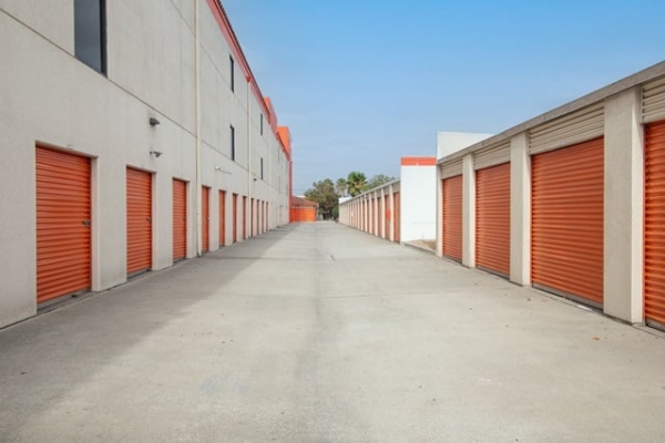 Facility photo: //images.sparefoot.com/medium/21595968e90b6b32941.jpg