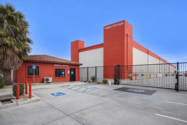 Facility photo: //images.sparefoot.com/medium/21595969e77c898d312.jpg