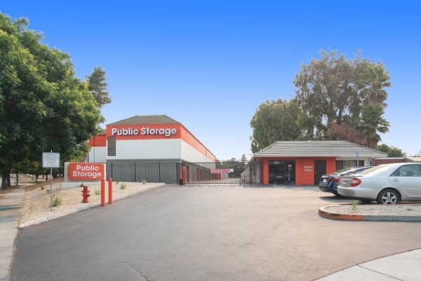 Facility photo: //images.sparefoot.com/medium/21596468e90b9d55125.jpg