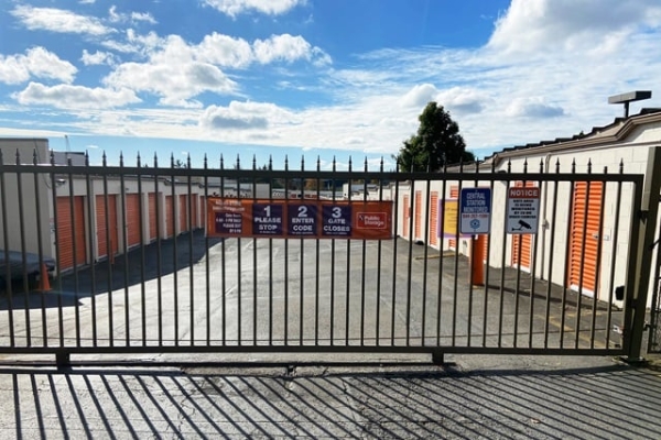 Facility photo: //images.sparefoot.com/medium/215965693834aa1c284.jpg