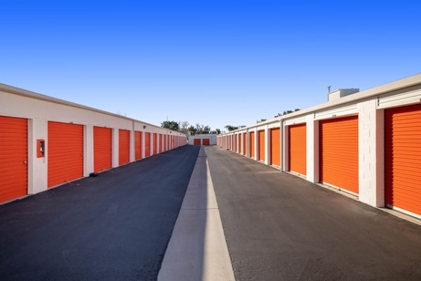 Facility photo: //images.sparefoot.com/medium/2159666890b45e95c14.jpg