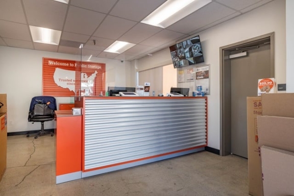 Facility photo: //images.sparefoot.com/medium/2159666980b30dcbf80.jpg