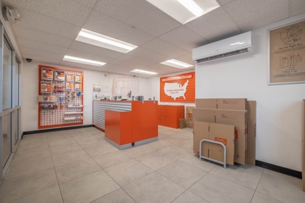 Facility photo: //images.sparefoot.com/medium/215972693d75e905e73.jpg