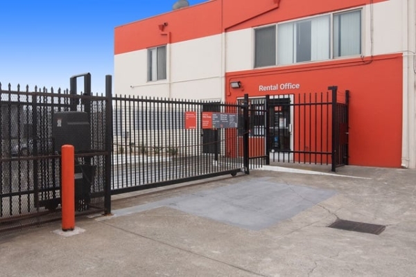 Facility photo: //images.sparefoot.com/medium/215973688e107a2aed3.jpg