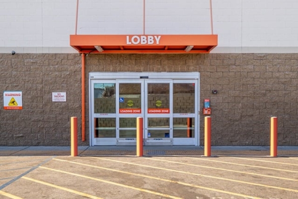 Facility photo: //images.sparefoot.com/medium/21598069f5fc845cce6.jpg