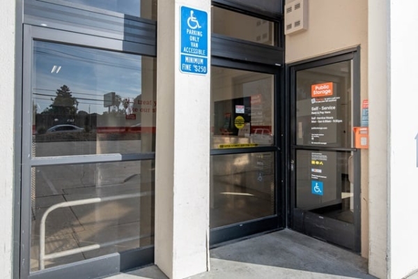Facility photo: //images.sparefoot.com/medium/215981688f62946bc77.jpg