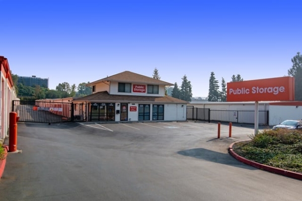 Facility photo: //images.sparefoot.com/medium/215982687e3e299103f.jpg
