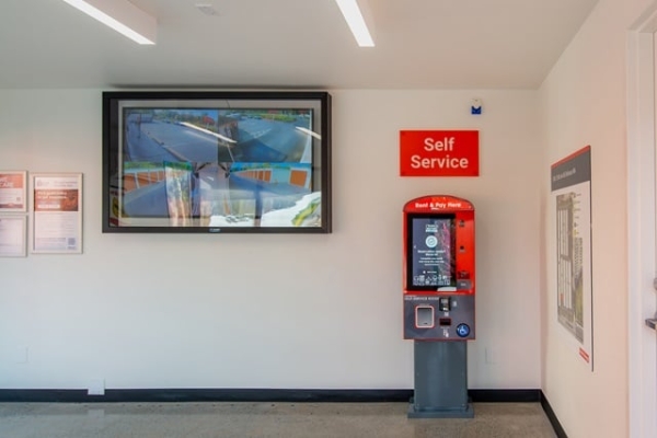 Facility photo: //images.sparefoot.com/medium/215982687e3e2b5491f.jpg