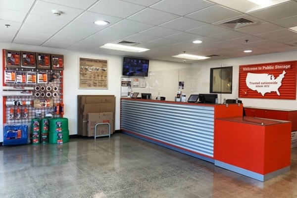 Facility photo: //images.sparefoot.com/medium/215983687a49f44d55b.jpg