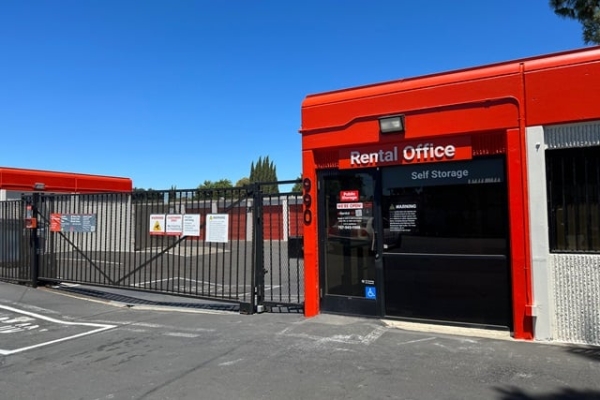 Facility photo: //images.sparefoot.com/medium/215984687657b1d3797.jpg