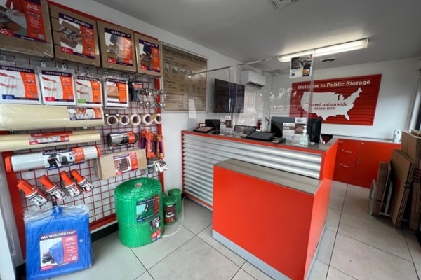 Facility photo: //images.sparefoot.com/medium/215994693ad524949c8.jpg