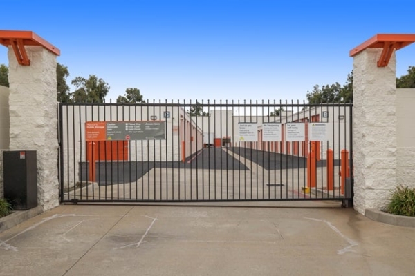 Facility photo: //images.sparefoot.com/medium/215999693981d08339d.jpg