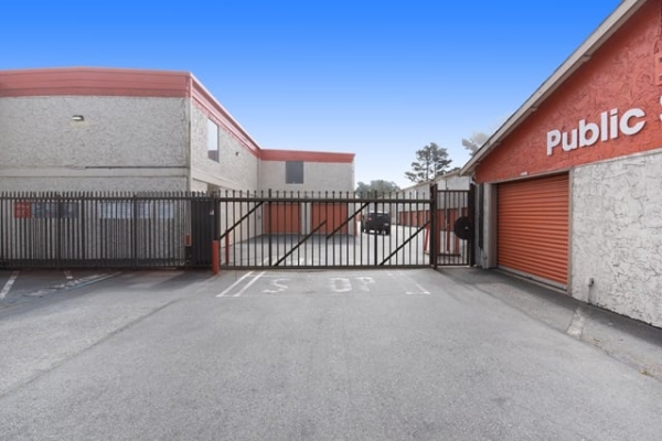 Facility photo: //images.sparefoot.com/medium/216004693ad59594f1a.jpg