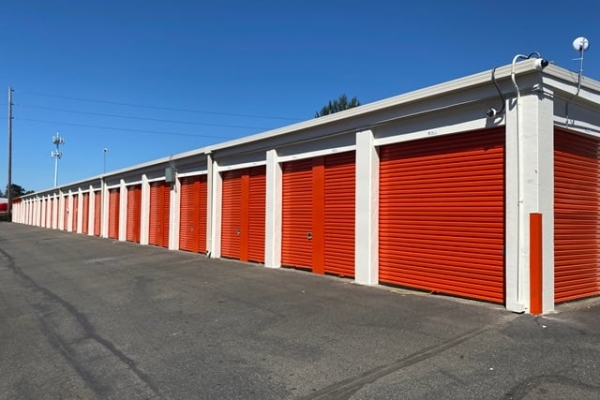 Facility photo: //images.sparefoot.com/medium/216029687b9d076cd3c.jpg