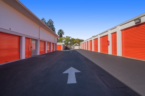 Facility photo: //images.sparefoot.com/medium/216032688e108131c1f.jpg