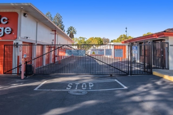 Facility photo: //images.sparefoot.com/medium/216032688e10832eda4.jpg