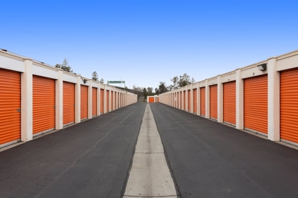 Facility photo: //images.sparefoot.com/medium/216033687b9d7712edb.jpg