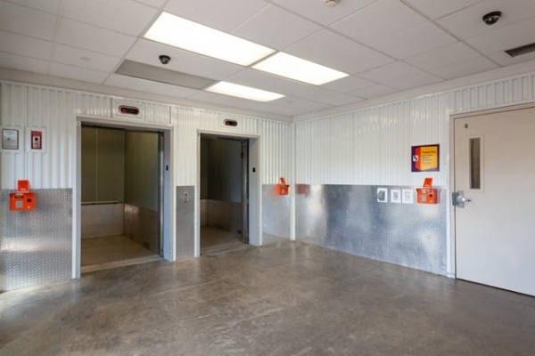 Facility photo: //images.sparefoot.com/medium/216034692ef5a9a0278.jpg