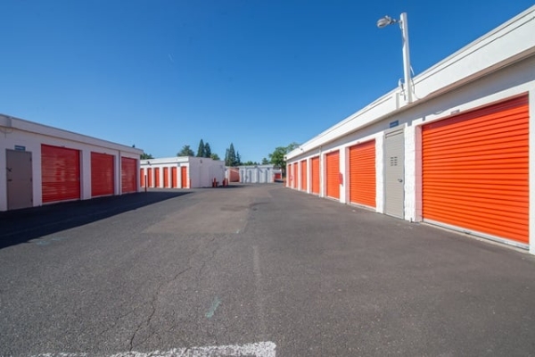 Storage Units at Public Storage - Hillsboro - 1203 SE Tualatin Valley Hwy - 1203 SE Tualatin Valley Hwy