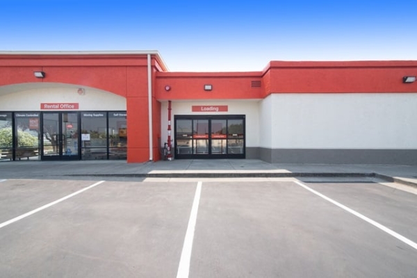 Facility photo: //images.sparefoot.com/medium/2160366890b42b55630.jpg