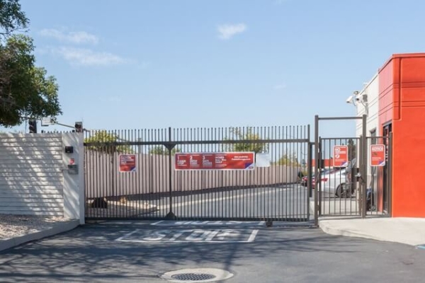 Facility photo: //images.sparefoot.com/medium/2160426890b433915b2.jpg