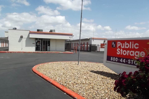 Facility photo: //images.sparefoot.com/medium/216043691f232d3b0c0.jpg