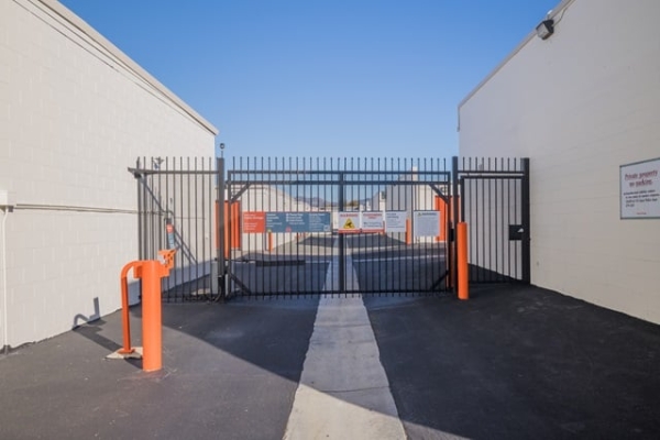 Facility photo: //images.sparefoot.com/medium/216046688e10a070d50.jpg