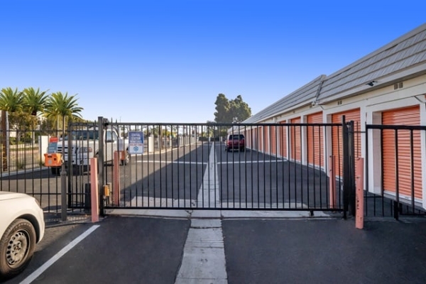 Facility photo: //images.sparefoot.com/medium/216052690f50df65cc7.jpg