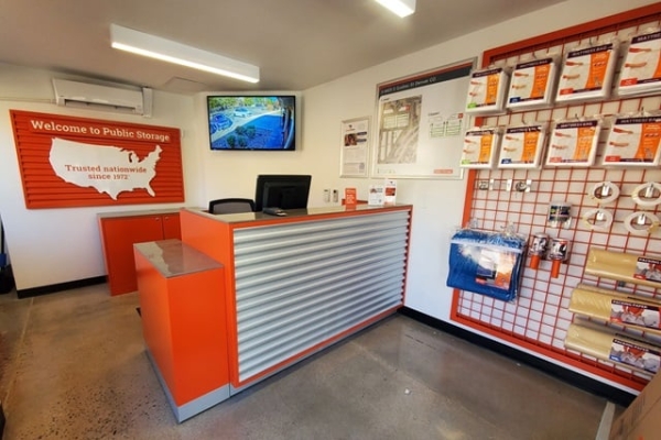 Facility photo: //images.sparefoot.com/medium/216053691f232a70843.jpg