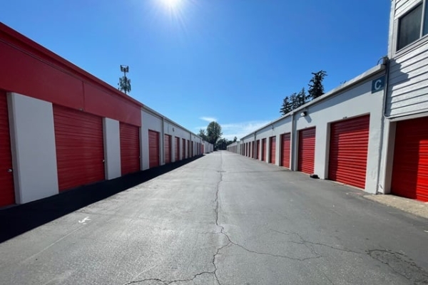 Facility photo: //images.sparefoot.com/medium/216060687cec780b276.jpg