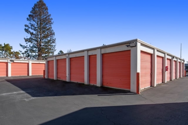 Facility photo: //images.sparefoot.com/medium/21606168cab774540ac.jpg