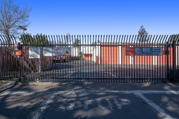 Facility photo: //images.sparefoot.com/medium/21606168cab776344fe.jpg