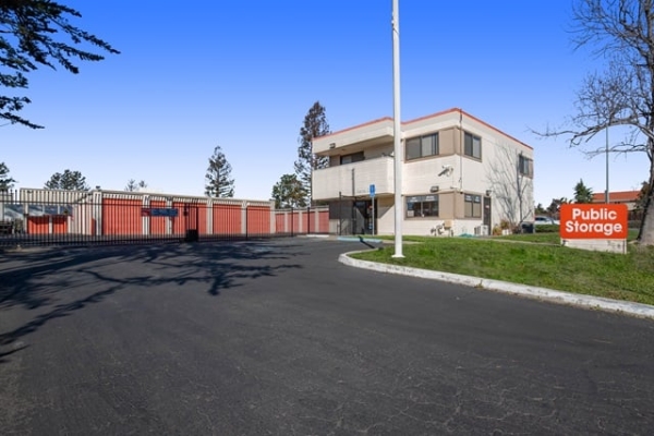 Facility photo: //images.sparefoot.com/medium/216061693c28c5e7799.jpg