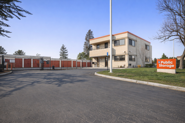 Facility photo: //images.sparefoot.com/medium/21606169f74b2e1f906.jpg