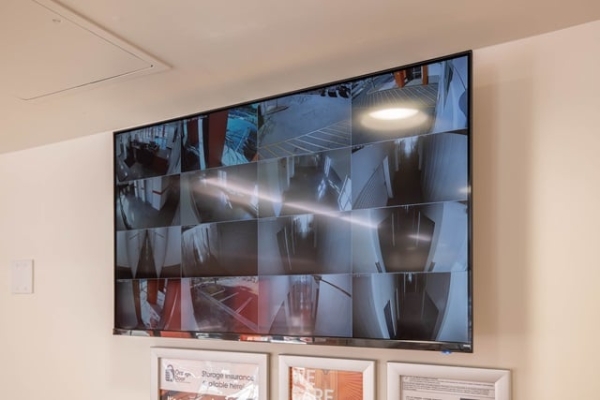 Facility photo: //images.sparefoot.com/medium/2160876999c21d3116d.jpg