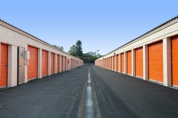Facility photo: //images.sparefoot.com/medium/216088688383b6e4027.jpg