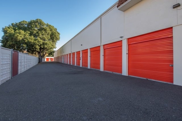 Facility photo: //images.sparefoot.com/medium/216090688e1089c9d7f.jpg