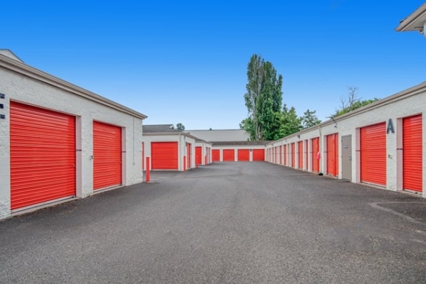 Facility photo: //images.sparefoot.com/medium/216095687e3d9d37b11.jpg