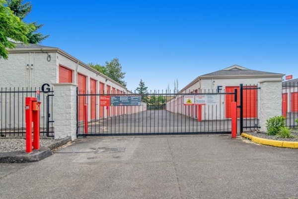 Facility photo: //images.sparefoot.com/medium/216095687f933182c87.jpg