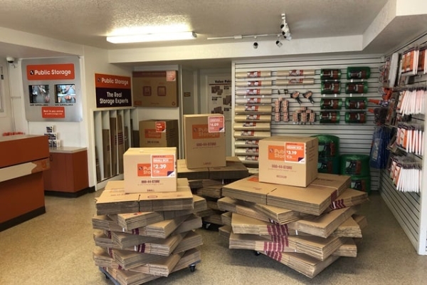 Facility photo: //images.sparefoot.com/medium/216095697776b579df2.jpg