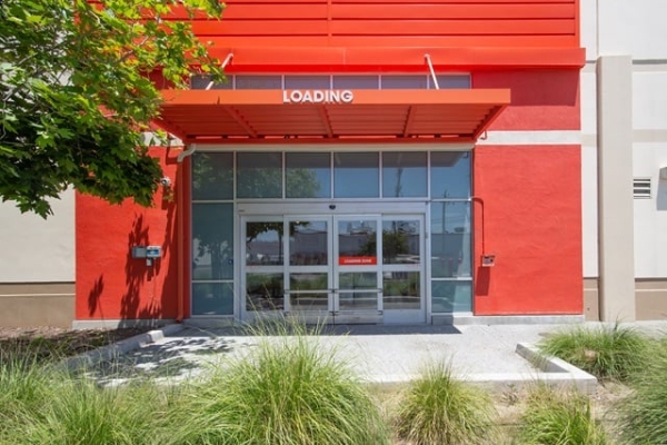 Facility photo: //images.sparefoot.com/medium/21610669270ca67a836.jpg