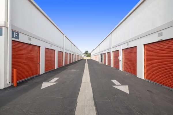 Facility photo: //images.sparefoot.com/medium/21611168838418b9756.jpg