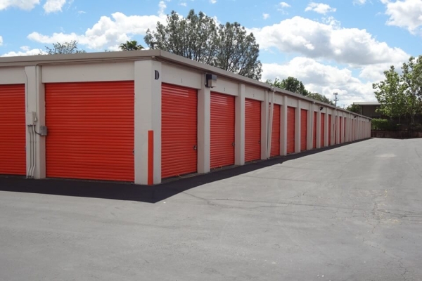 Facility photo: //images.sparefoot.com/medium/216112688e10b1317a5.jpg