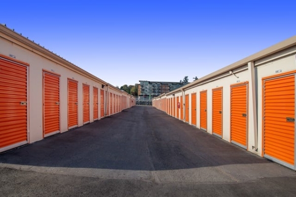 Facility photo: //images.sparefoot.com/medium/216113687e3e047f8c9.jpg