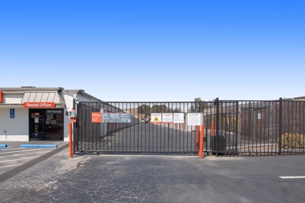 Facility photo: //images.sparefoot.com/medium/21611568e90bde6466e.jpg