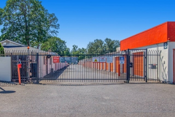 Facility photo: //images.sparefoot.com/medium/2161266878f86abf0e3.jpg