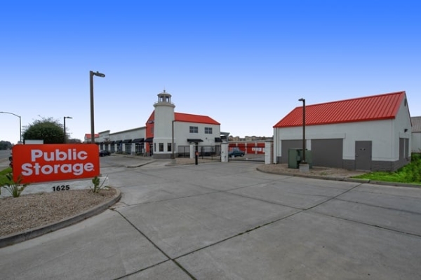 Facility photo: //images.sparefoot.com/medium/216135688e111947087.jpg