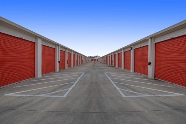 Facility photo: //images.sparefoot.com/medium/216135688e111a6aaa7.jpg